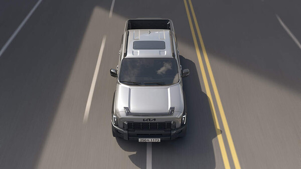 기아 픽업트럭 타스만이 차로유지보조 기능을 켠 채 도로를 달리고 있다. / 사진=기아