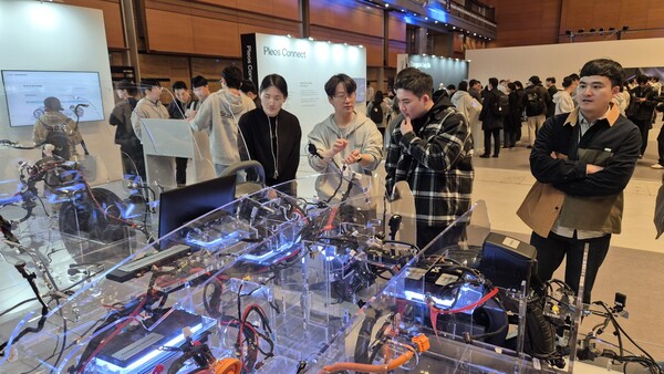 플레오스 25 참가자들이 현대차그룹의 SDV 기술을 소개하기 위해 제작된 모형 앞에서 관계자 설명을 듣고 있다. / 사진=최동훈 기자