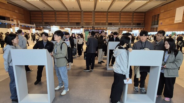 플레오스 참가자들이 개발자용 개발 장치 데브박스를 시연하며 관계자와 소통하고 있다. / 사진=최동훈 기자