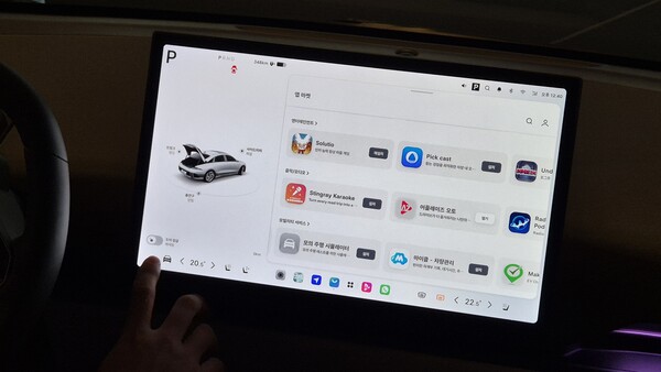 플레오스 25 전시장에 마련된 아이오닉6 내부에 현대차그룹 차세대 인포테인먼트 시스템 플레오스 커넥트가 시연되고 있다. / 사진=최동훈 기자