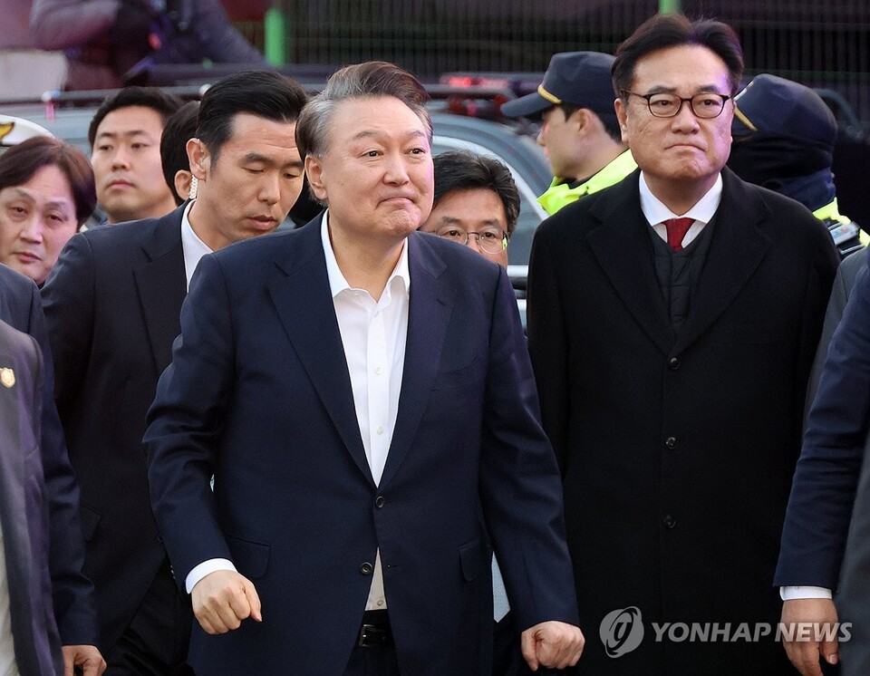 서울구치소에서 석방된 윤석열 대통령이 8일 서울 한남동 관저 앞에서 차에서 내려 지지자들에게 인사하고 있다. / 사진=연합뉴스