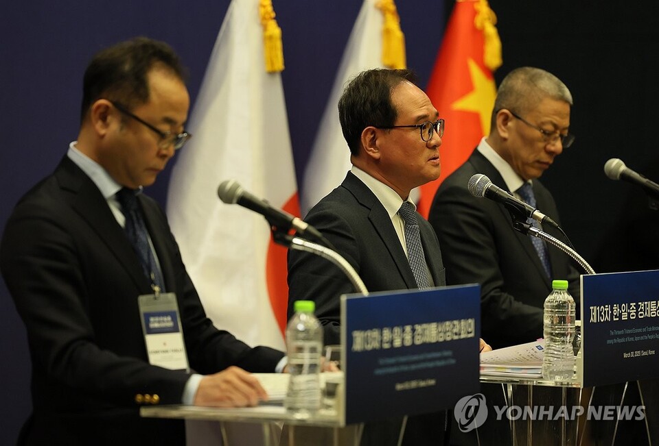 30일 한중일 경제통상장관회의 3국 공동 브리핑에서 김종철 산업통상자원부 통상협력국장이 발언하고 있다. 왼쪽부터 고미야마 야스지 일본 경제산업성 통상정책교섭관, 김종철 국장, 왕리핑 중국 상무부 아주사장. / 사진=연합뉴스