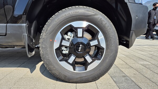 타스만 익스트림 트림에 장착된 금호타이어 크루젠 18인치 타이어. / 사진=최동훈 기자