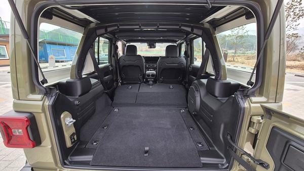 랭글러 '41 에디션의 2열 시트를 접은 후 확보한 실내공간. 앞뒤 길이가 165cm에 달하고 높이가 105cm에 달한다. 성인도 편하게 목, 허리를 펴고 앉아있을 수 있는 수준이다. / 사진=최동훈 기자