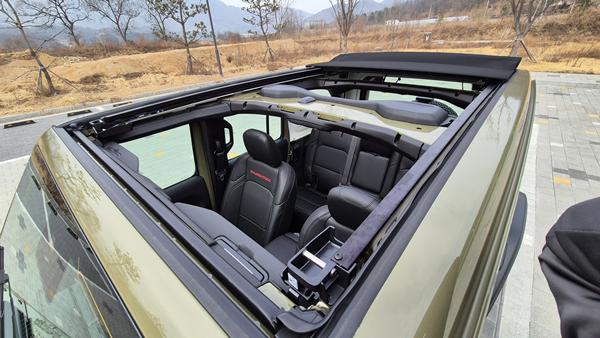 랭글러 '41 에디션 파워탑 모델의 루프가 개방돼 있다. / 사진=최동훈 기자