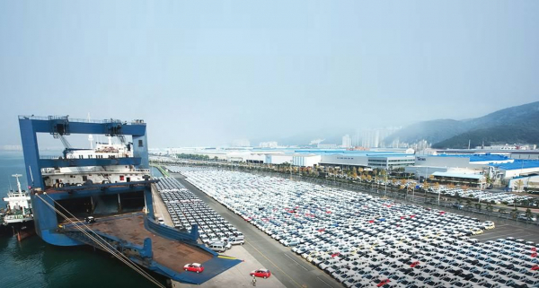 현대자동차 울산공장 수출 부두에서 차량이 선적되고 있다. / 사진=현대차