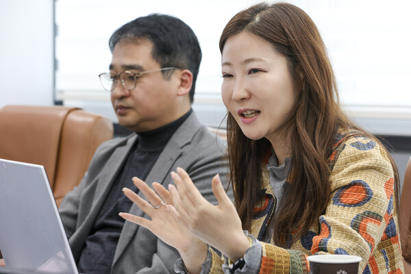 박성재 진모빌리티 iM사업본부 플랫폼운영실장(왼쪽)과 KT 엔터프라이즈부문 서비스프로덕트본부 담당자가  ‘커뮤니즈’에 대해 설명하고 있다. / 사진 = KT