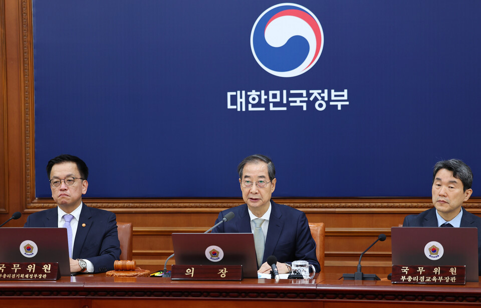 한덕수 대통령 권한대행 국무총리가 1일 정부서울청사에서 열린 국무회의에서 발언하고 있다. 왼쪽부터 최상목 경제부총리 겸 기획재정부 장관, 한 권한대행, 이주호 사회부총리 겸 교육부 장관. / 사진=연합뉴스