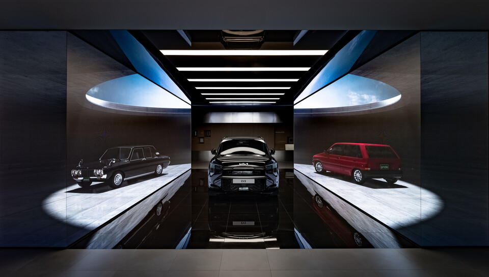 기아 AutoLand 광명의 헤리티지를 EV3로 이어받아 앞으로 나아가는 메시지를 담은 브랜드관 히어로존. / 사진=기아