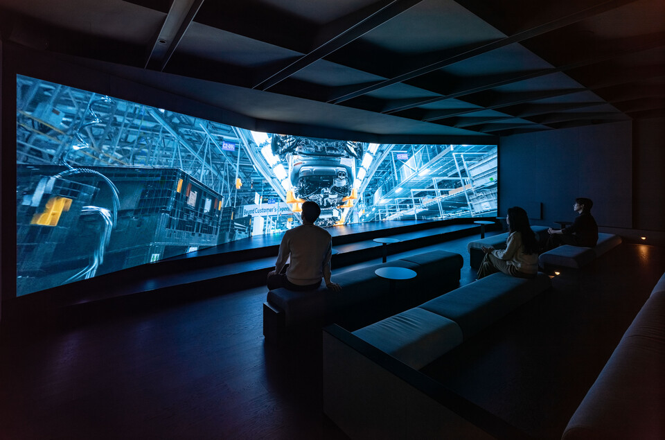 기아 브랜드의 비전과 철학에 관한 영상을 관람할 수 있는 브랜드관 오디토리움. / 사진=기아