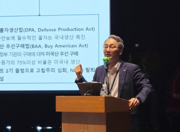 안병철 한화에어로스페이스 전략총괄 사장이 8일 오전 서울 중구 장교동 한화그룹 본사에서 열린 '한화에어로 미래 비전 설명회'에서 최근 유상증자 관련 입장 발표를 하고 있다. / 사진=정용석 기자