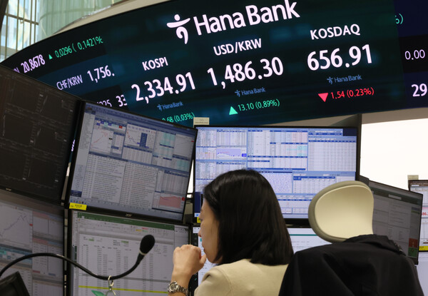 9일 서울 중구 하나은행 본점 딜링룸 현황판에 코스피, 원/달러 환율, 코스닥 지수가 표시돼 있다. 이날 원·달러 환율은 10.8원 오른 1484.0원에 개장했다. / 사진=연합뉴스.
