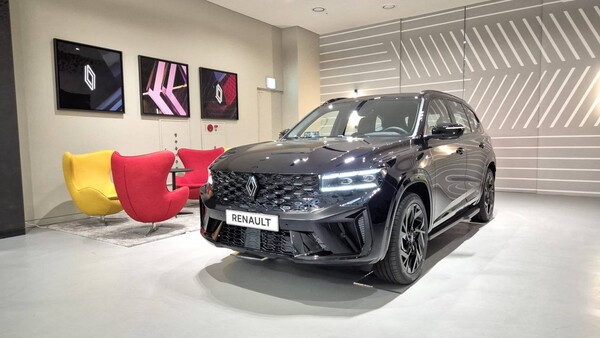 르노코리아가 9일 서울 성동구 성수동 소재 브랜드 시설 르노 성수의 2층에 전시한 한정판 모델인 그랑 콜레오스 에스프리 알핀 느와르. / 사진=최동훈 기자