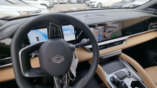 그랑 콜레오스의 자동주차 기능 풀 오토파킹 시스템이 작동하고 있다. / 영상=최동훈 기자