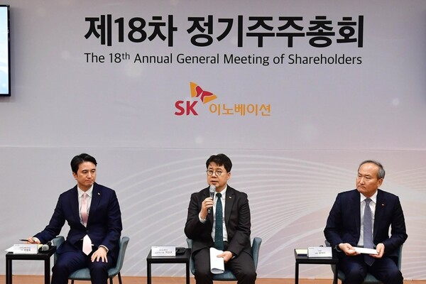 박상규 SK이노베이션 대표이사 사장(가운데), 추형욱 SK이노베이션 E&S 사장(왼쪽), 이석희 SK온 사장(오른쪽) 등 SK이노베이션 경영진이 지난달 28일 오전 서울 종로구 SK서린빌딩 수펙스홀에서 열린 '주주와의 대화'에 참석해 소통하고 있다. / 사진=연합뉴스
