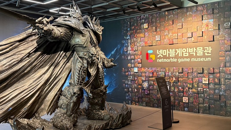넷마블게임박물관 입구에 블리자드 엔터테인먼트가 기증한 워크래프트 대표 캐릭터 '리치왕' 동상이 있다. / 사진=장민영 기자