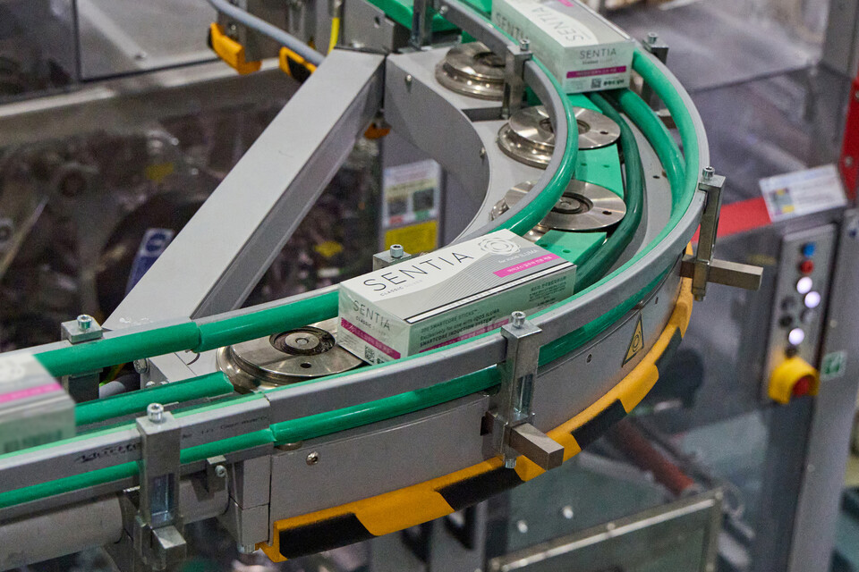 센티아 패커 장비 공정에서 보루 단위로 포장된 모습. / 사진=필립모리스