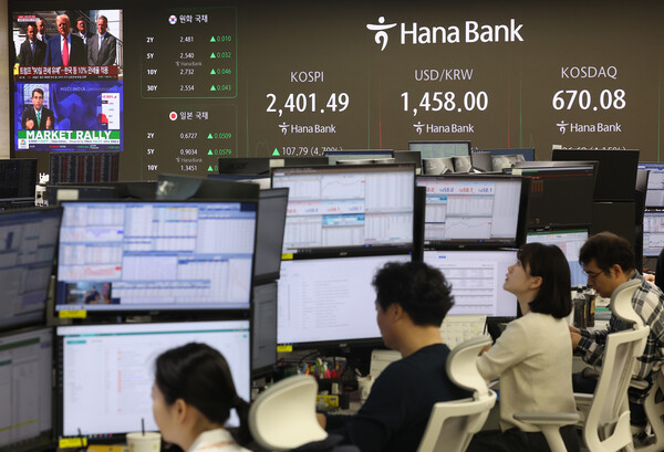 10일 오전 서울 중구 하나은행 본점 딜링룸 현황판에 코스피, 원·달러 환율, 코스닥 지수와 관세 유예 관련 뉴스가 표시돼 있다. / 사진=연합뉴스.