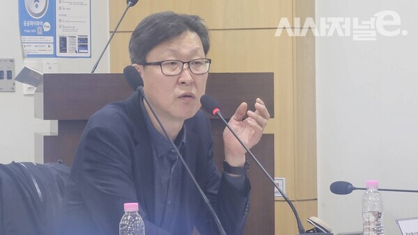 김사혁 정보통신정책연구원 노동조합위원장이 10일 서울 여의도 국회의원회관에서 ‘통신·유료방송 산업 변화 분석과 공공성 확보 방안’을 주제로 열린 토론회에서 발표하고 있다. / 사진 = 김용수 기자