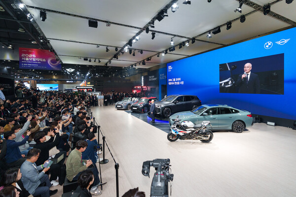 BMW 그룹 코리아가 지난 3일 경기 고양 킨텍스에서 개최된 2025 서울모빌리티쇼 프레스 데이의 현장에서 신차를 소개하고 있다. / 사진=BMW 그룹 코리아