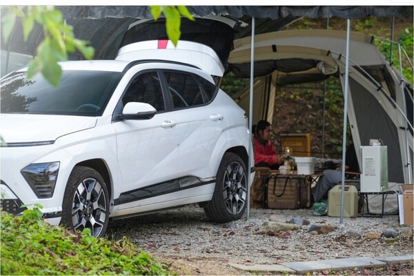 코나 일렉트릭 고객이 차량을 활용해 야외 활동을 즐기고 있다. / 사진=현대자동차 공식 네이버 블로그 캡처