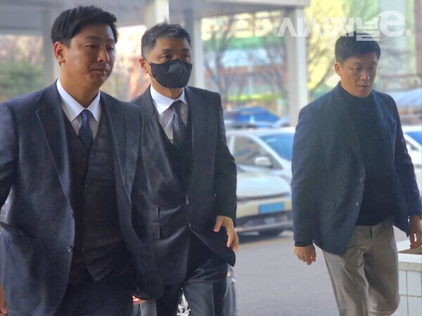 카카오 창업자 김범수 카카오 경영쇄신위원장(가운데)이 17일 서울 양천구 서울남부지방법원에서 열린 공판기일에 출석하고 있다. / 사진 = 김용수 기자