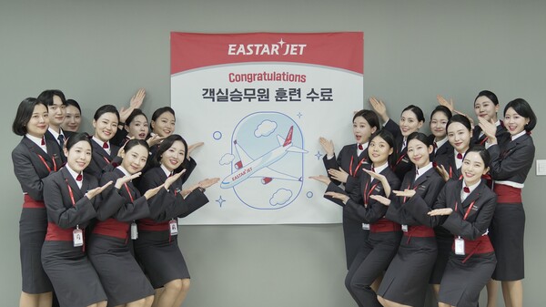 이스타항공이 작년 7월 10일 서울 마곡 본사 대회의실에서 신입 승무원 수료식을 진행한 후 기념촬영하고 있다. / 사진=이스타항공