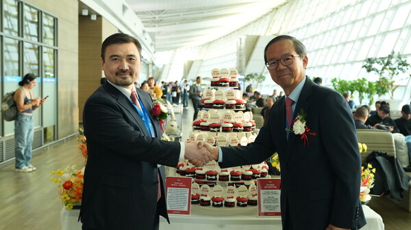 조중석 이스타항공 대표(오른쪽)와 누르갈리 아르스타노프 주한 카자흐스탄 대사가 지난 7일 인천국제공항에서 진행된 인천-알마티 취항식에 참석해 기념 촬영하고 있다. / 사진=이스타항공