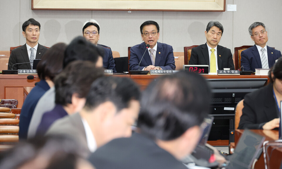 최상목 부총리 겸 기획재정부 장관이 16일 국회에서 열린 법제사법위원회의 '기획재정부 장관 최상목 탄핵소추사건 조사' 청문회에서 의원질의에 답변하고 있다. 왼쪽부터 이복현 금융감독원장, 김병환 금융위원장, 최상목 부총리, 이주호 사회부총리 겸 교육부 장관, 김석우 법무부 차관. / 사진=연합뉴스