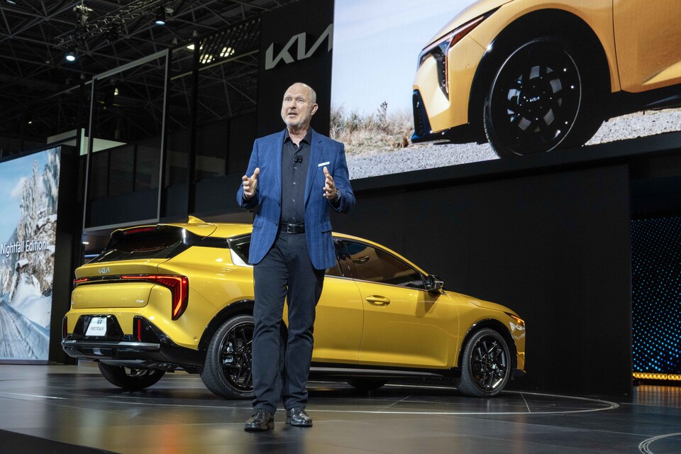  올스 헤드릭 기아 미국법인 상품기획 디렉터가 발표하는 모습. / 사진=기아