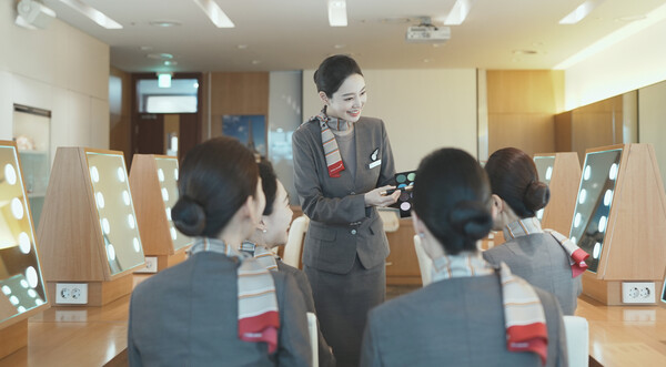 아시아나항공 직원 훈련 시설에서 승무원 체험 프로그램이 진행되고 있다. / 사진=아시아나항공 공식 홈페이지 캡처
