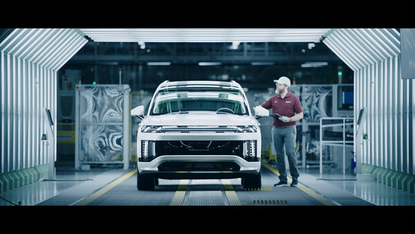 현대자동차 미국 공장 HMGMA의 직원이 출고된 아이오닉9을 점검하고 있다. / 사진=현대자동차 미국법인