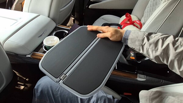 에스컬레이드 ESV 2열에 탑재된 트레이블 테이블. / 사진=최동훈 기자