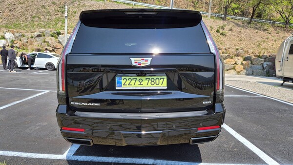 에스컬레이드 ESV 후면부. / 사진=최동훈 기자