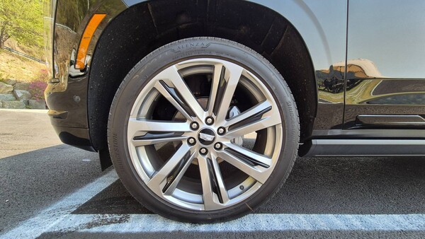 에스컬레이드 ESV에 장착된 브리지스톤 알렌자 24인치 타이어. / 사진=최동훈 기자