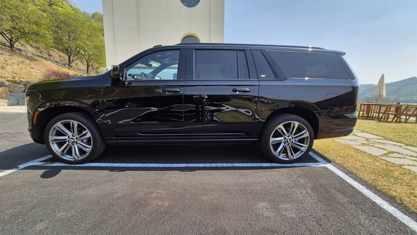 에스컬레이드 ESV 측면부. / 사진=최동훈 기자