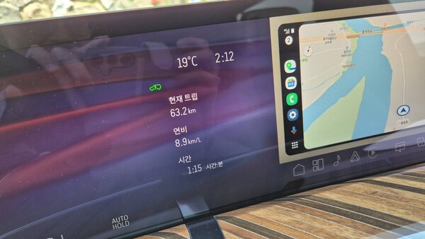 에스컬레이드 ESV를 시승한 후 1열 센터 디스플레이에 연비 8.9㎞/ℓ가 표시돼 있다. / 사진=최동훈 기자