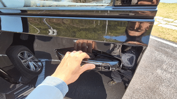 에스컬레이드 ESV에 신규 적용된 파워 오픈·클로즈 도어 기능을 시연하고 있다. / 영상=최동훈 기자