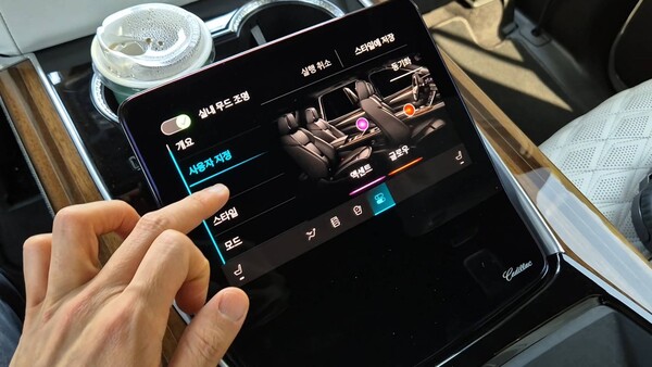 에스컬레이드 ESV 2열에 적용된 커맨드 센터로 각종 기능을 제어하고 있다. / 사진=최동훈 기자