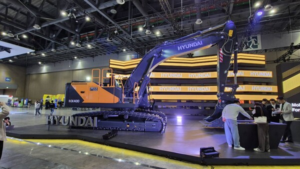 HD현대가 3일 경기 일산 킨텍스에서 열린 2025 서울 모빌리티쇼 현장에 전시한 HD현대건설기계 신형 굴삭기 ‘현대 HX400’. / 사진=최동훈 기자