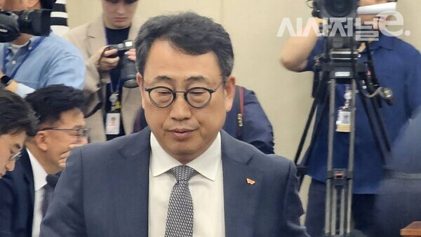 유영상 SK텔레콤 대표이사 사장이 30일 서울 여의도 국회 과학기술정보방송통신위원회에서 열린 ‘SK텔레콤 해킹 사고’ 관련 청문회에 증인으로 출석해 최민희 과방위원장에게 증인선서문을 제출하고 있다. / 사진 = 김용수 기자