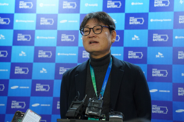 최문호 에코프로비엠 대표가 지난달 5일 서울 강남구 코엑스에서 개최된 '인터배터리 2025'에서 도어스태핑을 진행하고 있다. / 사진=공동취재단