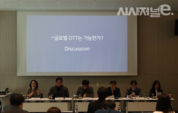 한국방송학회가 지난 29일 서울 중구 그랜드센트럴에서 '한국 미디어 콘텐츠 산업, 글로벌 전환의 가능성을 묻다'를 주제로 개최한 세미나에서 참석자들이 발언하고 있다. / 사진 = 김용수 기자