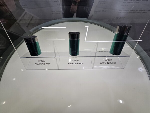 SK온이 개발한 46파이 원통형 배터리 모형. / 사진=정용석 기자