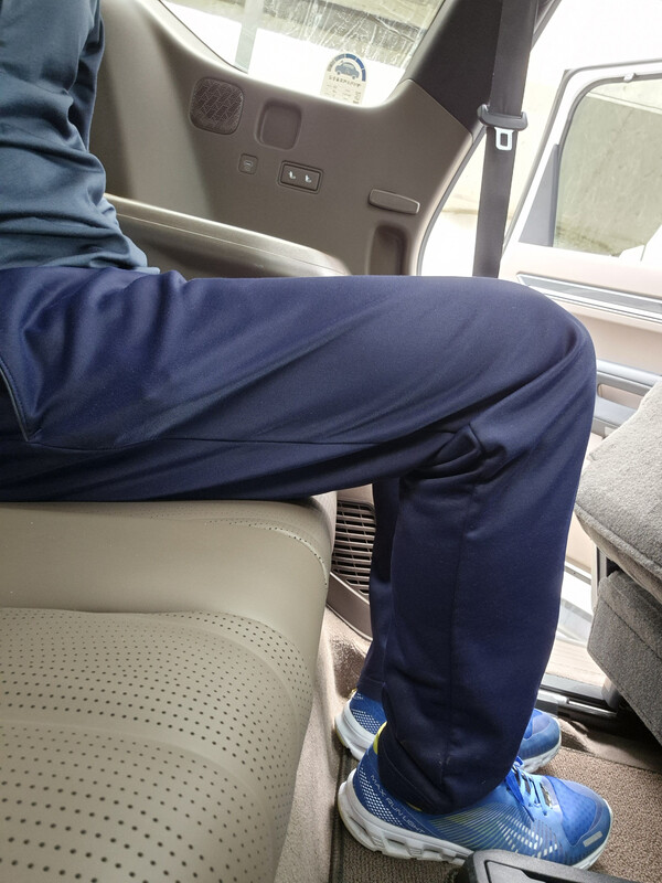 EV9 GT라인 3열 좌석에 167cm 키의 성인이 앉아있다. 쿠션 길이가 짧지만 탑승자 몸을 지지해주는 탄성력을 갖춰 장시간 탑승 중 육체 피로를 덜어준다. / 사진=최동훈 기자