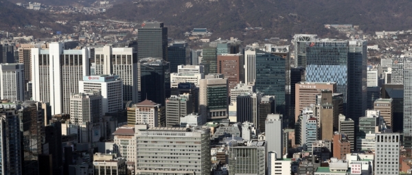 서울 남산에서 바라본 도심 일대 주요 기업 모습. / 사진=연합뉴스