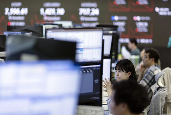 2일 코스피는 전 거래일 대비 0.09포인트 내린 2556.52로 출발했다. 사진은 전 거래일 하나은행 딜링룸 모습. / 사진=연합뉴스.