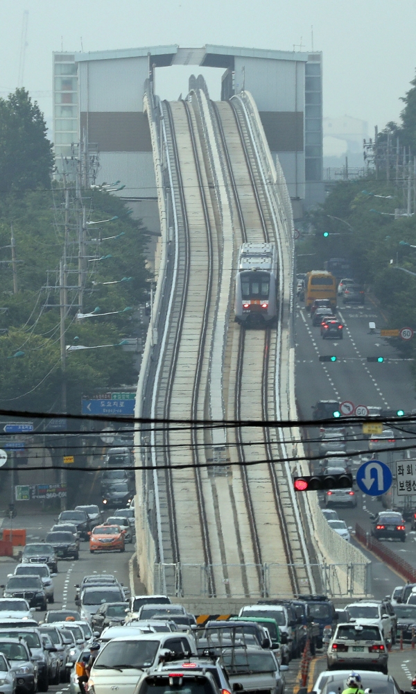 수도권 한 교통밀집지역에서 전동차가 운행되는 모습 / 사진=연합뉴스
