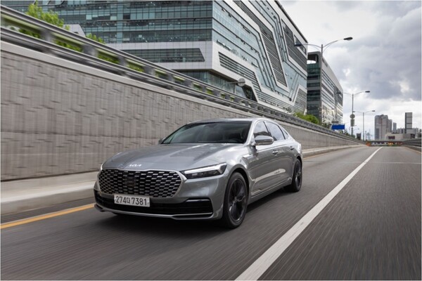 K9이 도로를 달리고 있다. / 사진=기아 네이버 공식 블로그 캡처