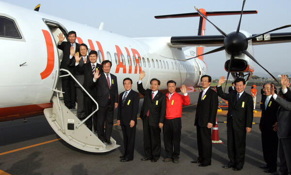 제주항공, 제주도 관계자들이 지난 2006년 6월 30일 제주국제공항 화물청사 앞 계류장에서 개최된 제주항공 1호기 도입 행사에 참석해 기념 촬영하고 있다. / 사진=연합뉴스